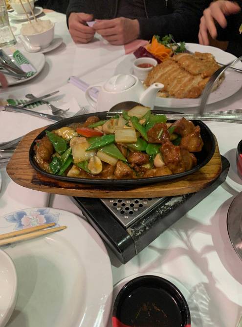 Блюдо с веганским мясом в китайском вегетарианском ресторане