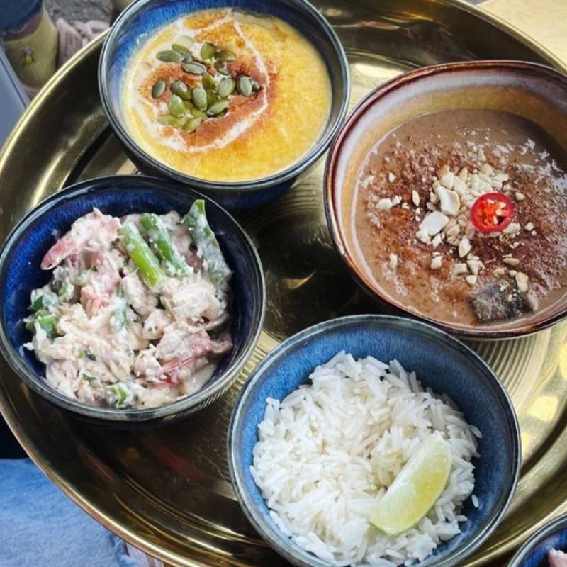 Обед: тыквенный суп, салат, карри с курицей, рис