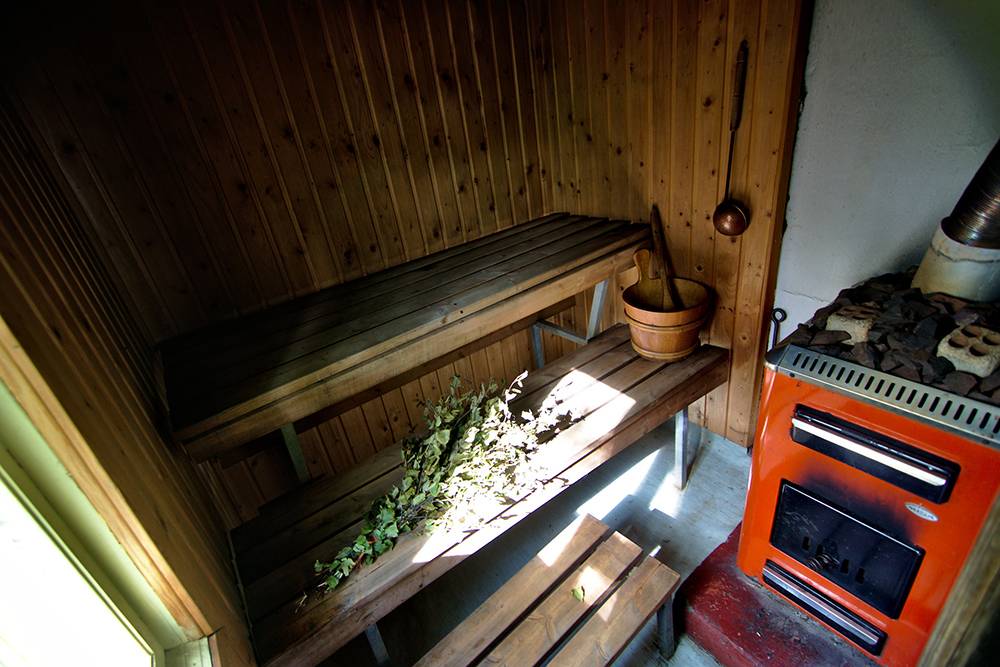 Сауна внутри: место для одного-двух человек, березовый веник, ковшик для воды, печь и раскаленные камни, которые дают пар. Источник: acaiazzo / Flickr