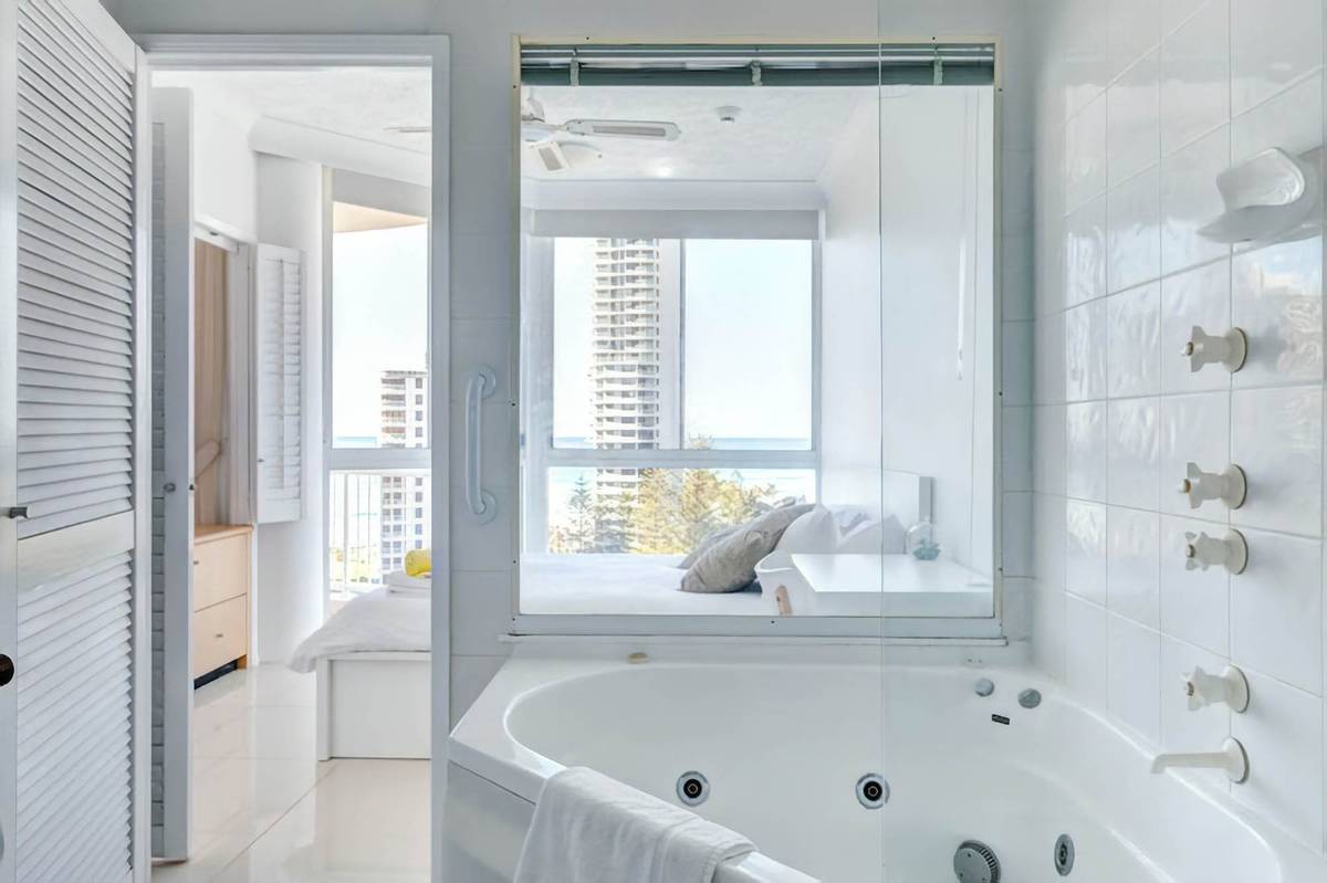 Ванная в квартире в Голд-Косте. Это так здорово — принимать душ и видеть океан! Источник: airbnb.com