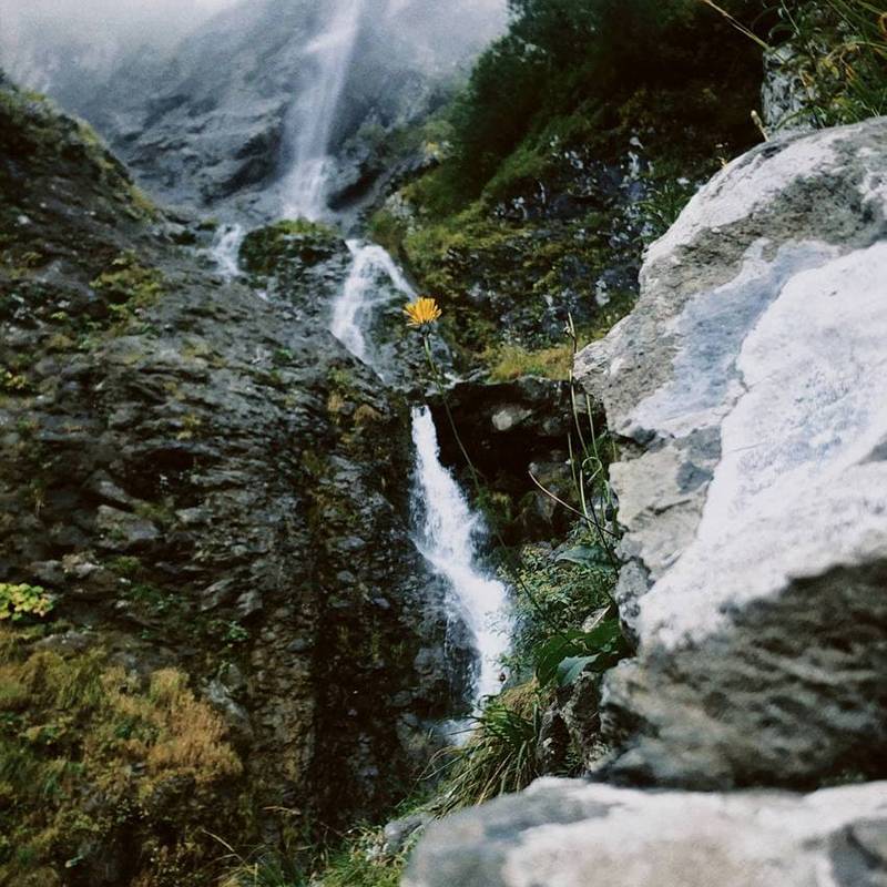Название водопада переводится как «богатырь». Но его течение раздваивается, и за это его дополнительно прозвали штанами