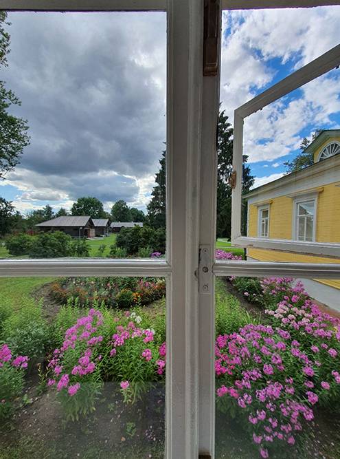 Это вид из окна главного дома родовой усадьбы Александра Пушкина