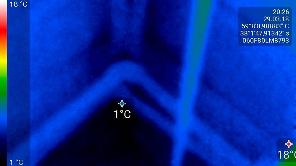 Картинка с тепловизора: один градус на полу в углу дома. Углы — самые холодные части стены, так как здесь наибольшая площадь контакта стены с улицей