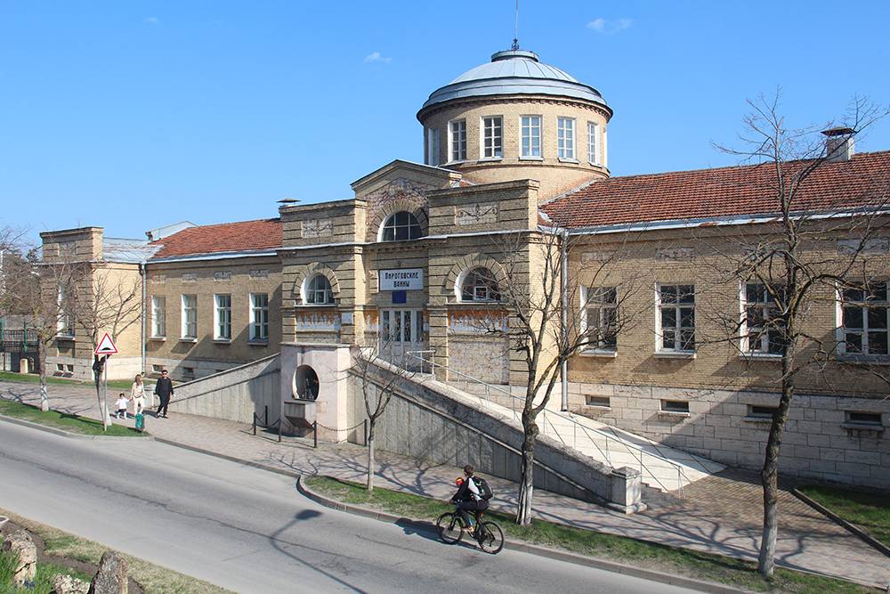 Фасад здания украшают керамические панно в римском стиле работы живописца Ивана Калмыкова