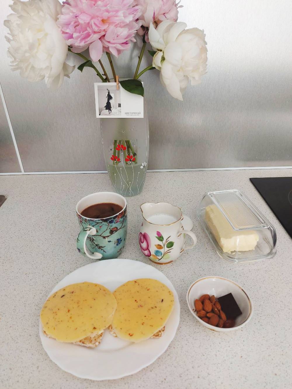 Завтрак: бутерброды с сыром и маслом, миндаль, шоколад, кофе и лецитин