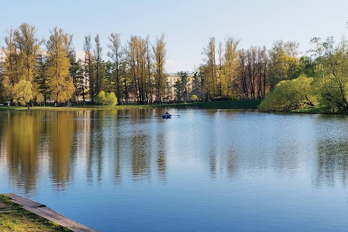 Так выглядят пруды в парке Победы. Прокат лодок и водных велосипедов стоит 400 <span class=ruble>Р</span> в час