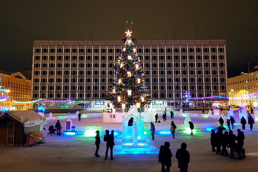 Главная новогодняя елка Сыктывкара на Стефановской площади