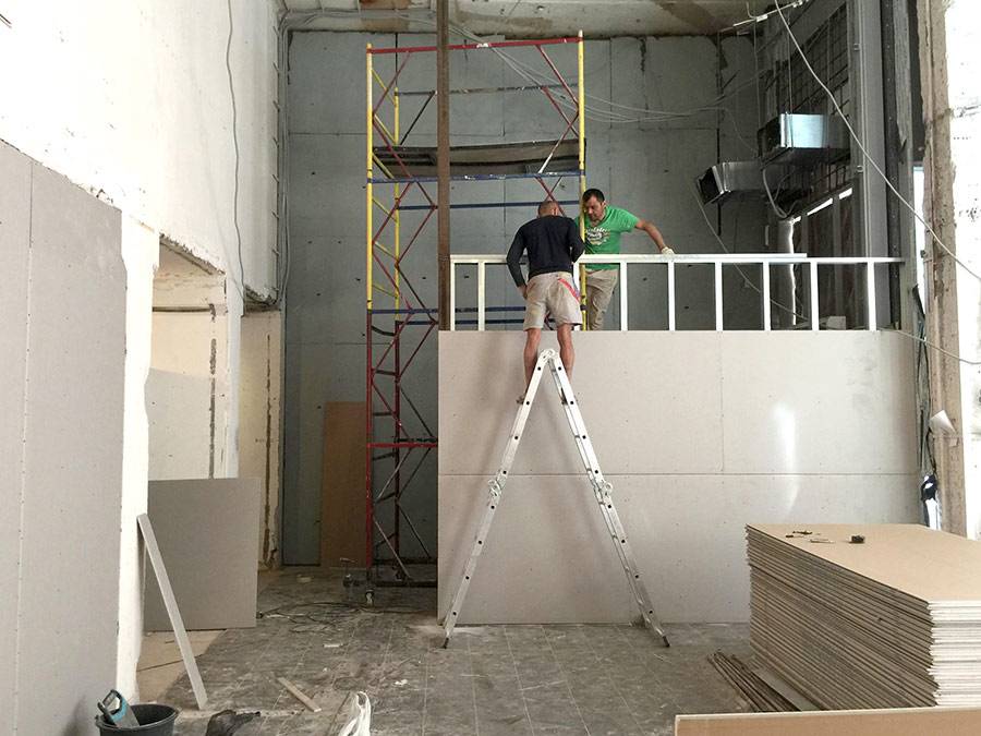 Рабочие прокладывают новую стену