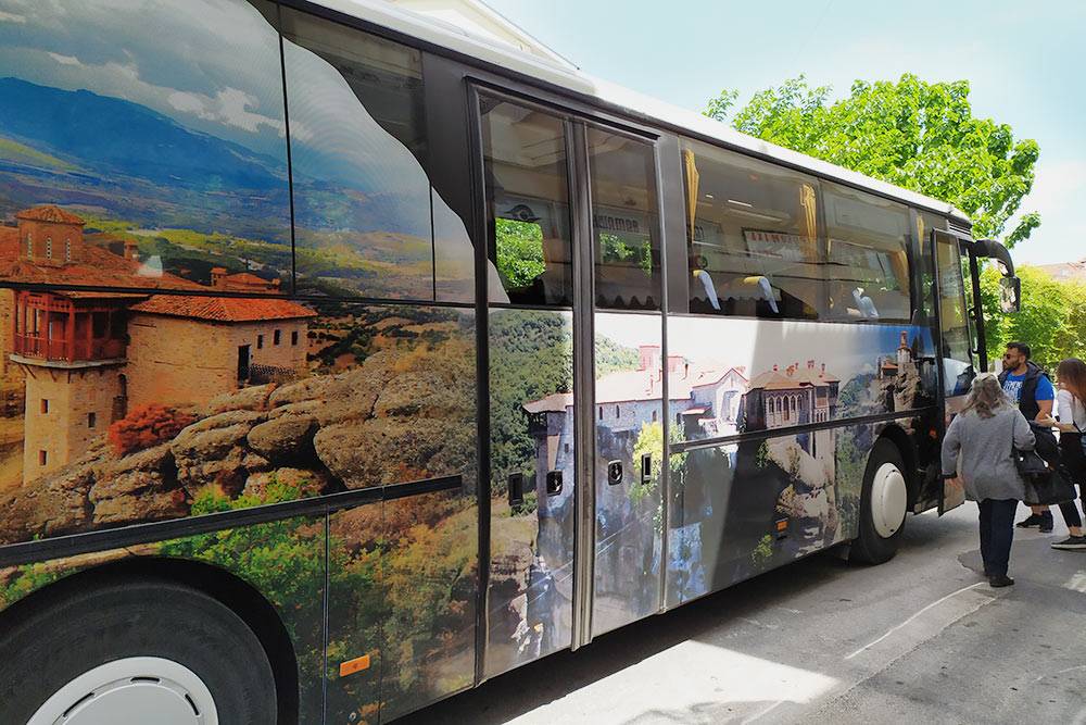Внешне рейсовый автобус похож на экскурсионный — он большой, современный и украшен снаружи изображением Метеоров, а внутри в два ряда стоят чистенькие кресла