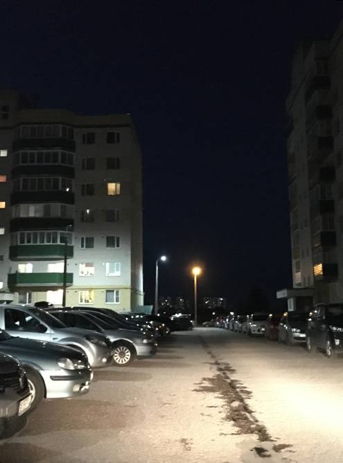 Припарковать машину вечером во дворе практически невозможно