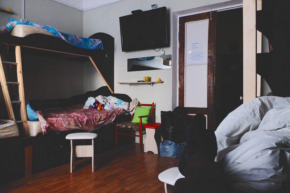 Хостел в Ягодном в квартире местного байкера. Нижний ярус кровати в полтора раза шире верхнего — легко поместятся два человека
