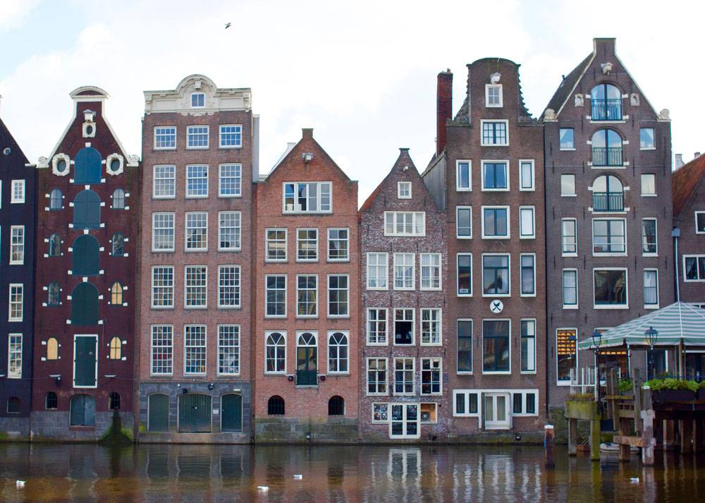 Домики на центральной улице Дамрак, Амстердам