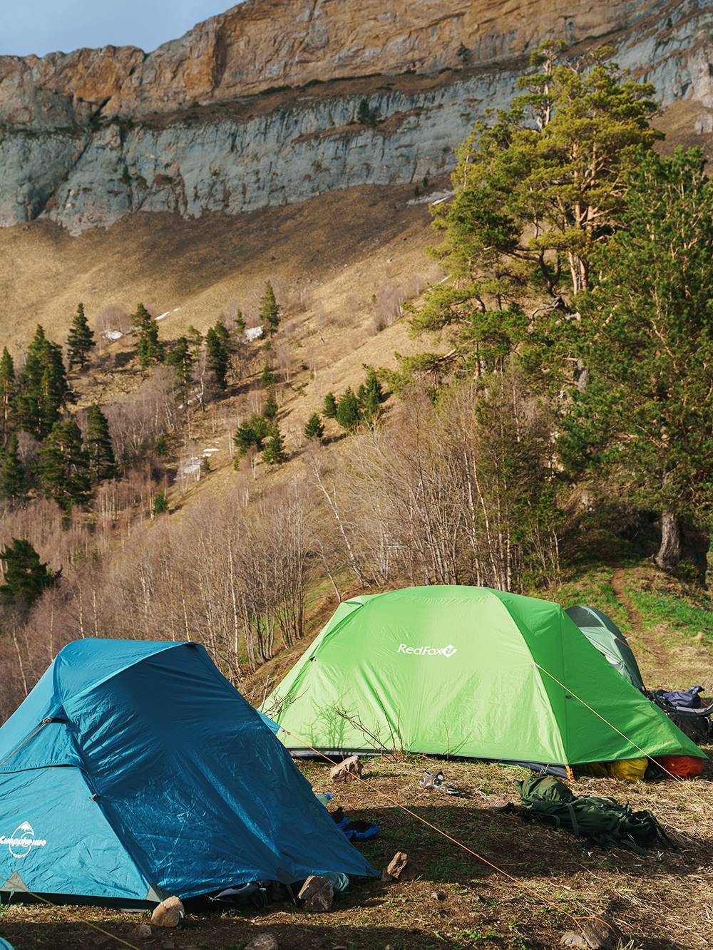 Иногда палатки приходится ставить на открытых местах. Тогда всю ночь мешает спать завывающий ветер