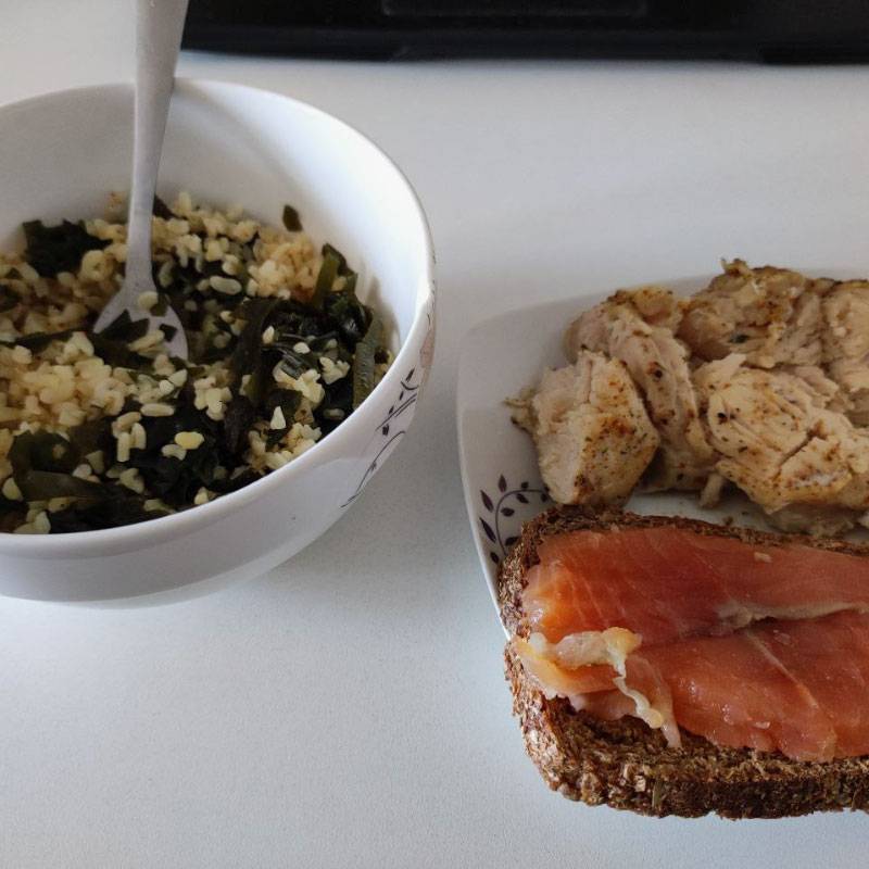 Простой булгур с куском мяса заходят на ура, бутерброд с рыбой от них не отстает