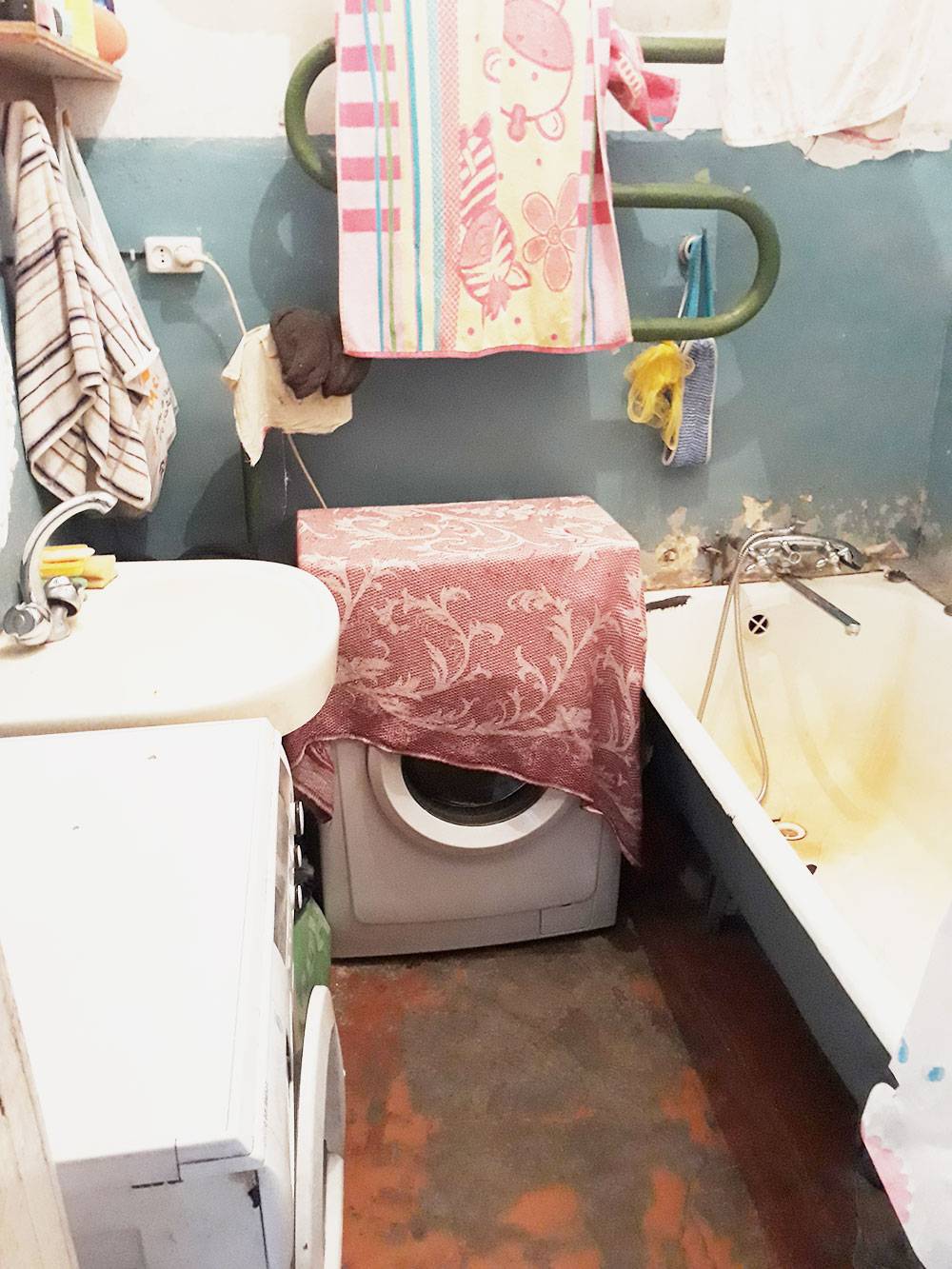 В ванной у нас стояла стиральная машина, как и у соседей из комнаты №&nbsp;3. Женщина из комнаты №&nbsp;2 стирала руками