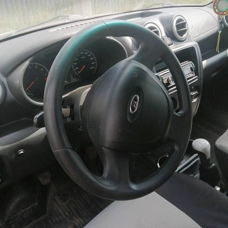 Салон выглядел ухоженным, мы не нашли потертостей и пятен. Руль и другие элементы управления были в хорошем состоянии