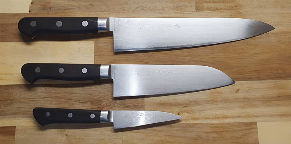 Вот мои ножи Hattori HD: шеф-нож — 27 см, сантоку — 17 см, «овощник» — 10 см