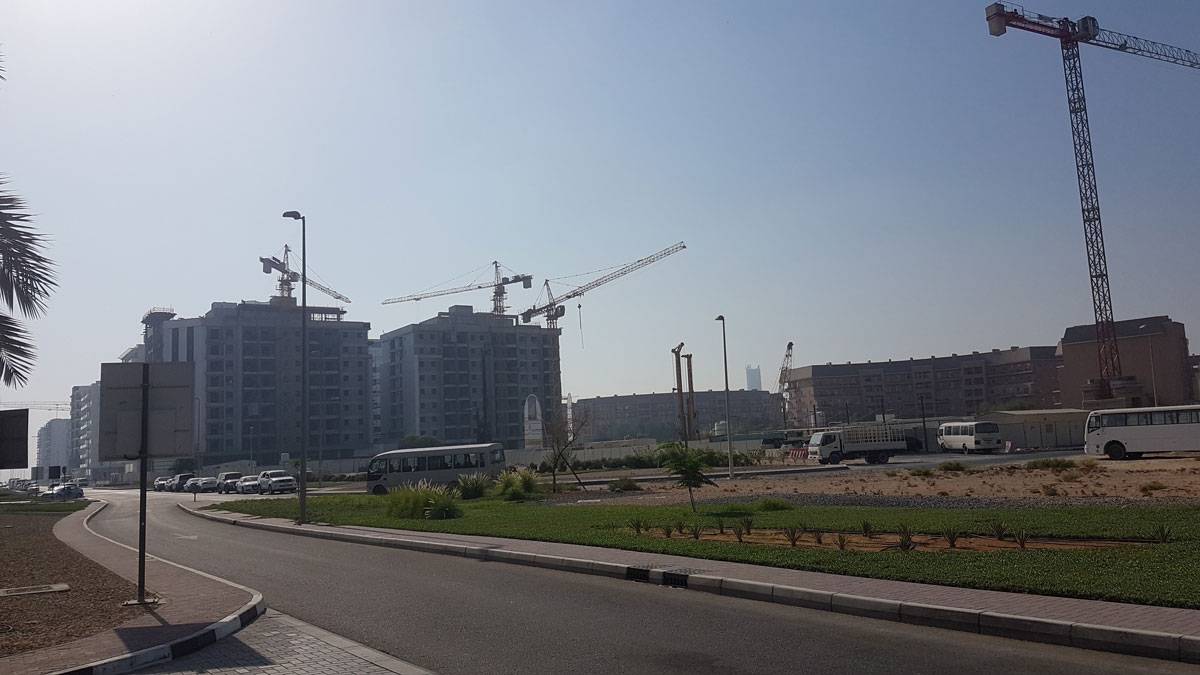 В Дубае строят всегда и везде, с этим приходится мириться. Иногда сначала сносят, а потом снова строят. Погулять особо негде