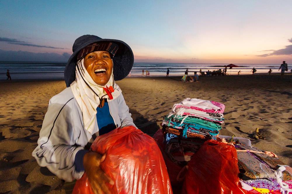 В туристических районах местные говорят на упрощенном, но понятном английском. Вдали от достопримечательностей и отелей мало кто знает иностранный язык, но при необходимости можно объясниться жестами. Фото: Константин Трубавин