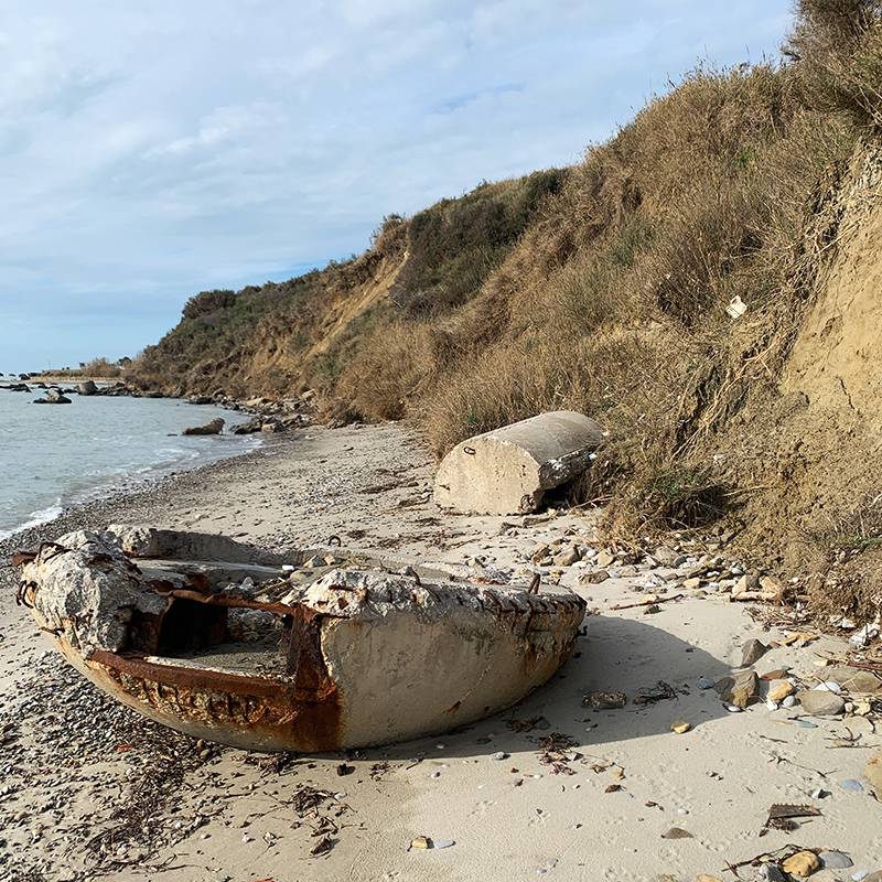 Вдоль берега разбросаны остатки дзотов. Их строили по приказу албанского диктатора Энвера Ходжи