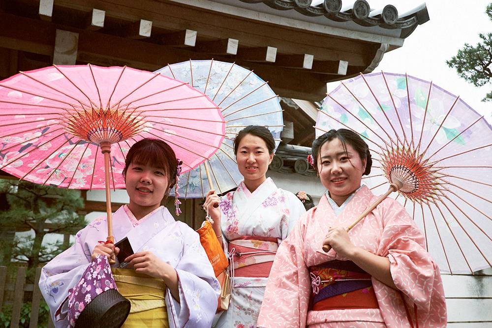 В квартале Асакуса японки часто ходят в традиционной одежде. Источник: Shutterstock