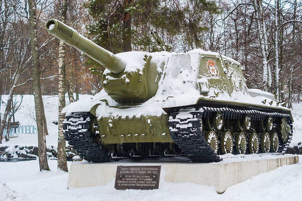 В отличие от танка, у самоходки ИСУ-152 нет поворотной башни, а лобовая броня намного толще