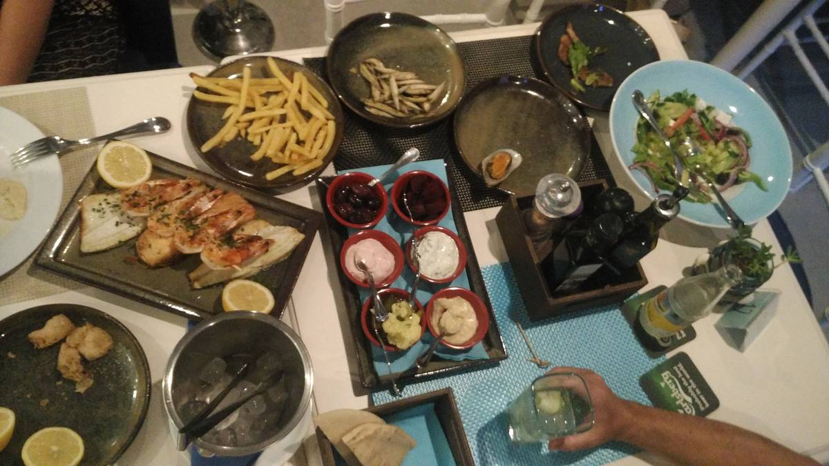 Традиционное рыбное мезе в ресторане «Блю-даймонд»: анчоусы, креветки, кальмары, морской окунь, лосось, мидии, салат и жареный картофель