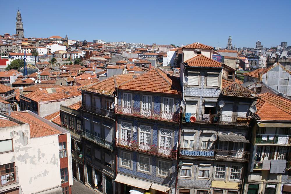 Типичный центр Порту — прилепленные друг к другу дома под черепичными крышами. Источник: Александра Домина