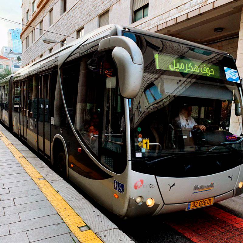 А это метронит — обычный автобус, только длинный и серый