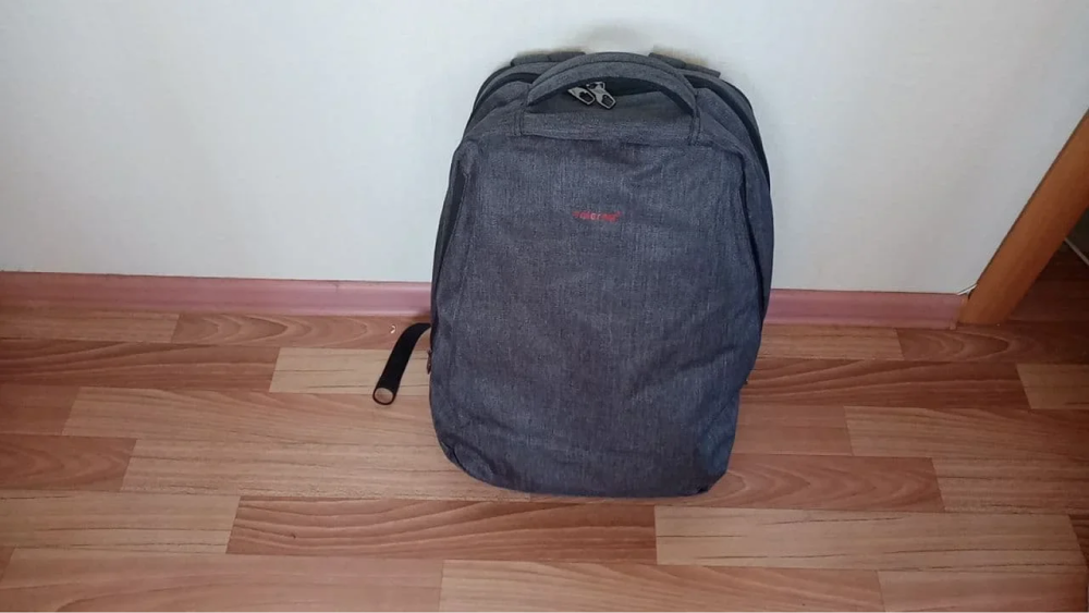 Обычный школьный рюкзак выглядит небольшим, но может весить 3—5 кг: убежать без&nbsp;него будет значительно проще