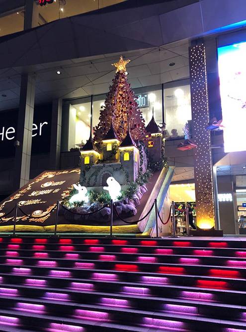 Католическое Рождество и Новый год в Сингапуре не самые главные праздники, но город украшают так, что только на декорации и можно смотреть