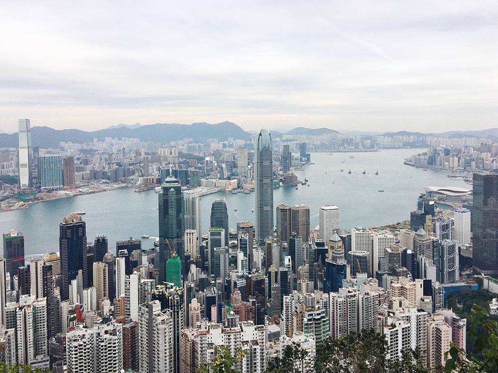 Вид с самой высокой точки острова Гонконг. Видна центральная часть самого острова и материковый Гонконг