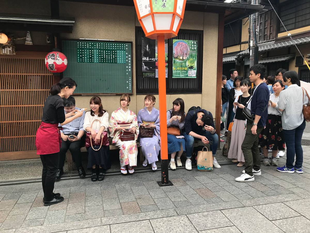 Очередь на вход в японских кафе — обычное дело. У входа почти во все кафе специально стоят лавочки. Это очередь на завтрак в 11 утра воскресенья в квартале Гион в Киото