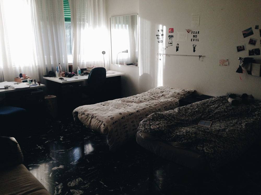 Вот такая комната стоит 540 € в месяц (270 € за спальное место)
