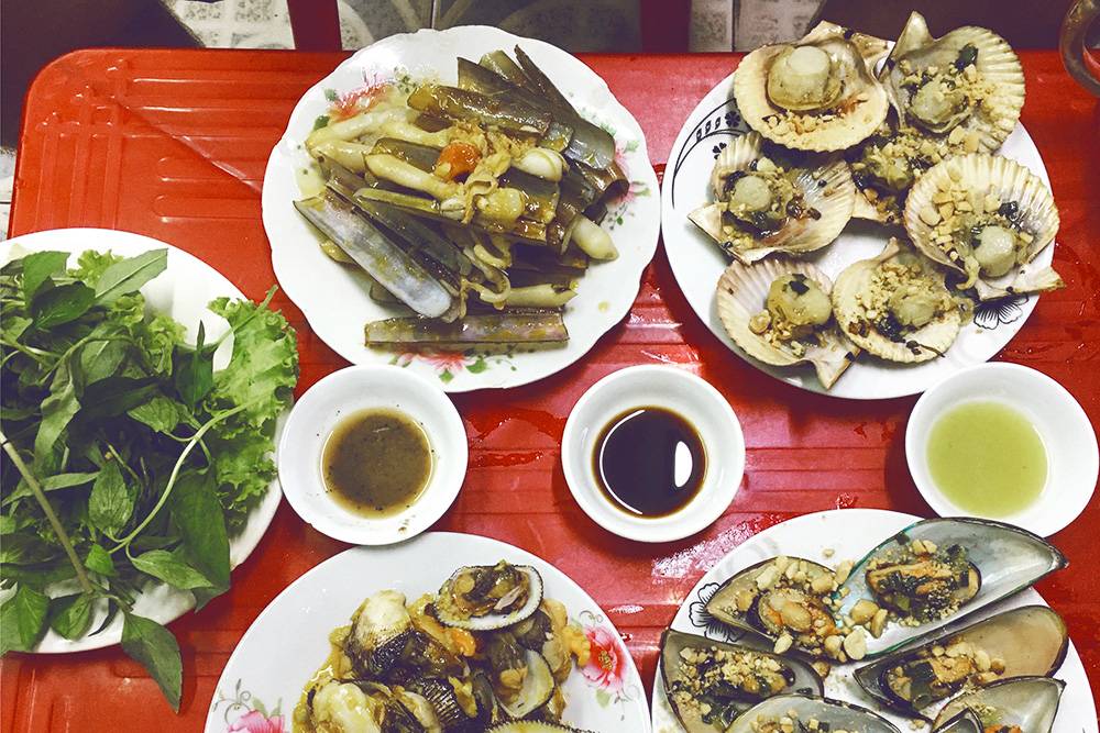 Во Вьетнаме недорогие морепродукты: устрицы, гребешки, мидии, бритвы. Их готовят на гриле с добавлением зелени и арахиса либо в чесночном соусе. Цена за порцию — 40 000 ₫ (112 <span class=ruble>Р</span>)