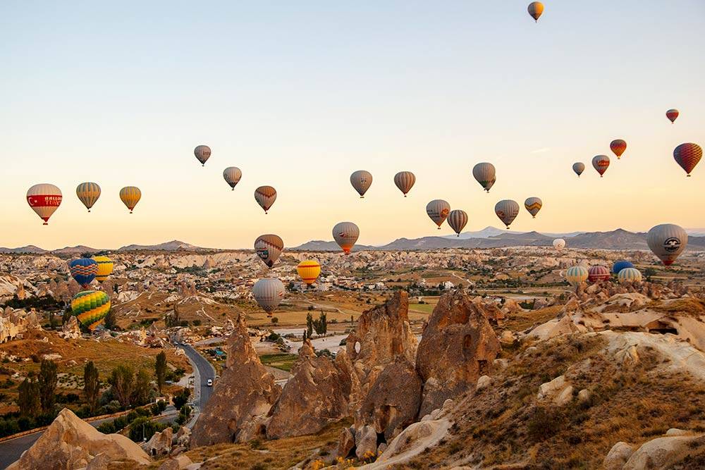Пара сотен воздушных шаров над ландшафтами Каппадокии — зрелище, которое стоит увидеть. Полет длится около часа и проходит обычно на высоте 600—800 м