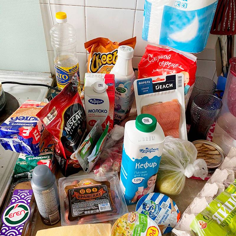 Продукты: все вредное — выбор К., она себя не ограничивает в углеводах