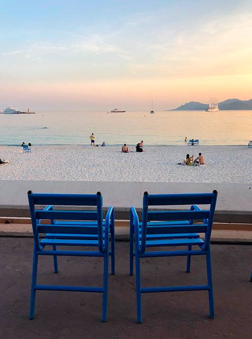 В пятидесятые годы на набережной Ниццы поставили синие деревянные стулья, которые стали символом города. Сейчас&nbsp;их можно увидеть и в Каннах