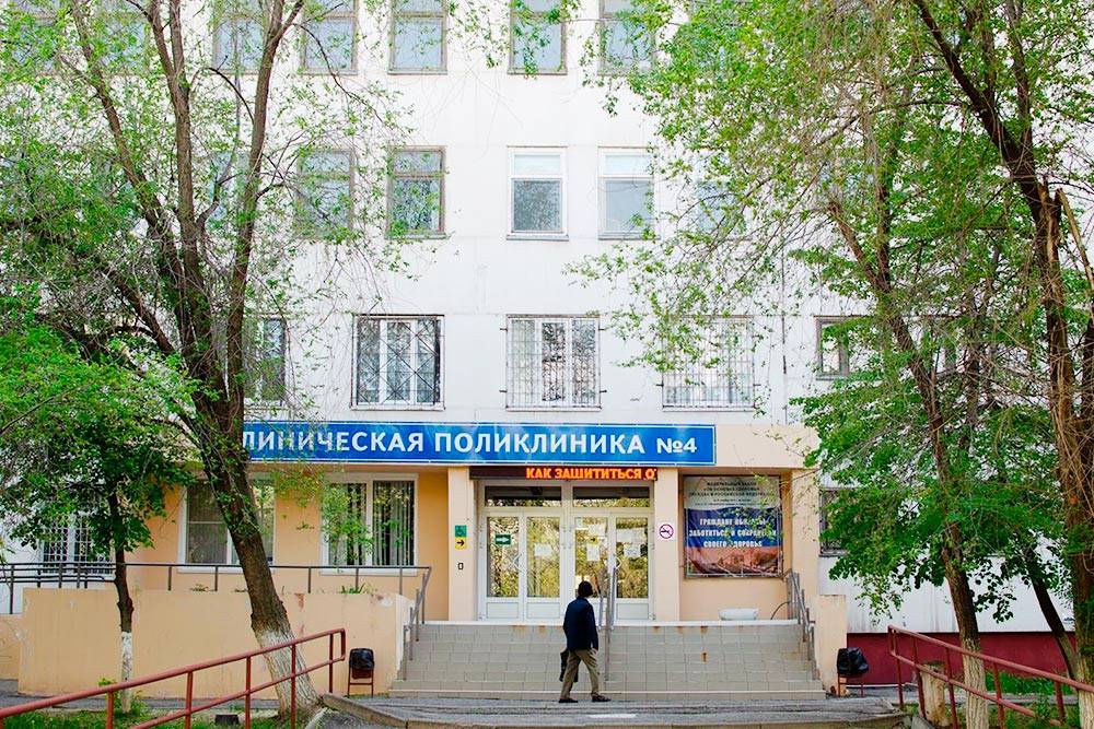 А это муниципальная поликлиника рядом с моим домом. Все поликлиники в городе выглядят примерно так