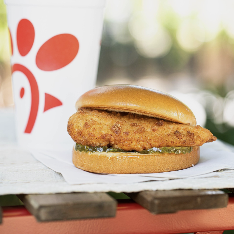 Оригинальный куриный сэндвич — основное блюдо Chick-fil-A