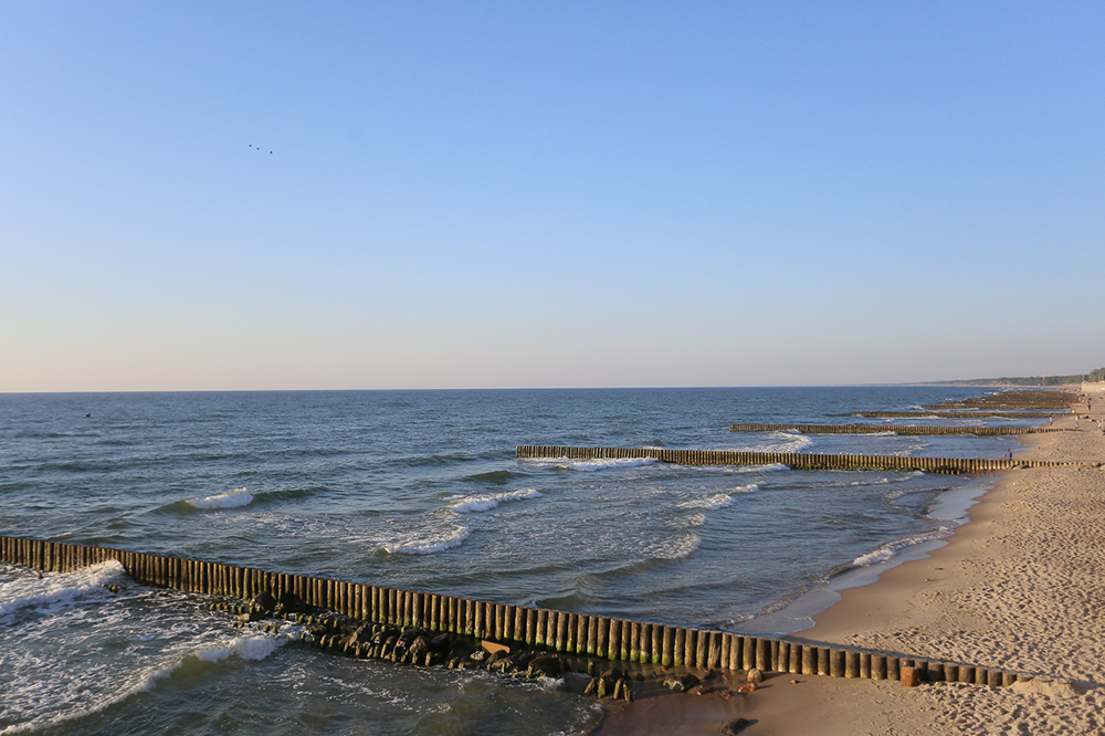 Пляж в Зеленоградске. Волнорезы установлены через каждые 50 метров, чтобы песок с узкого берега не смывало в море