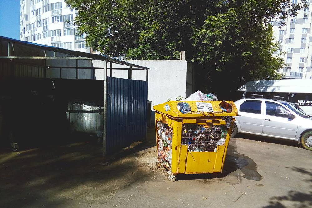 Контейнеры для&nbsp;сбора пластика и алюминиевых банок часто стоят переполненные, в них лежит бытовой мусор вперемешку со&nbsp;вторсырьем