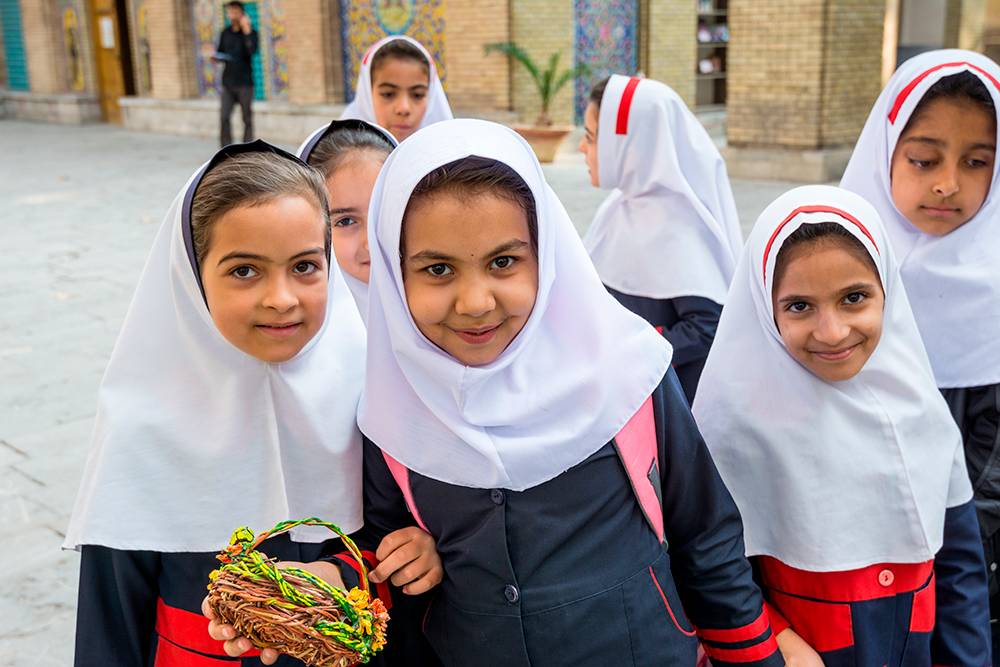 Девочки в школах носят платок с самого начала обучения. Фото: Shutterstock