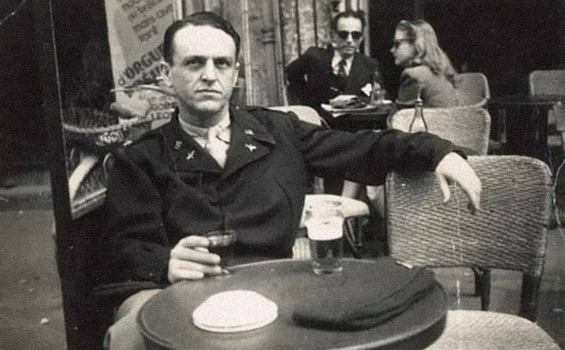 Луис Стоун в освобожденном Париже, 1944. Источник: Flickery Flicks