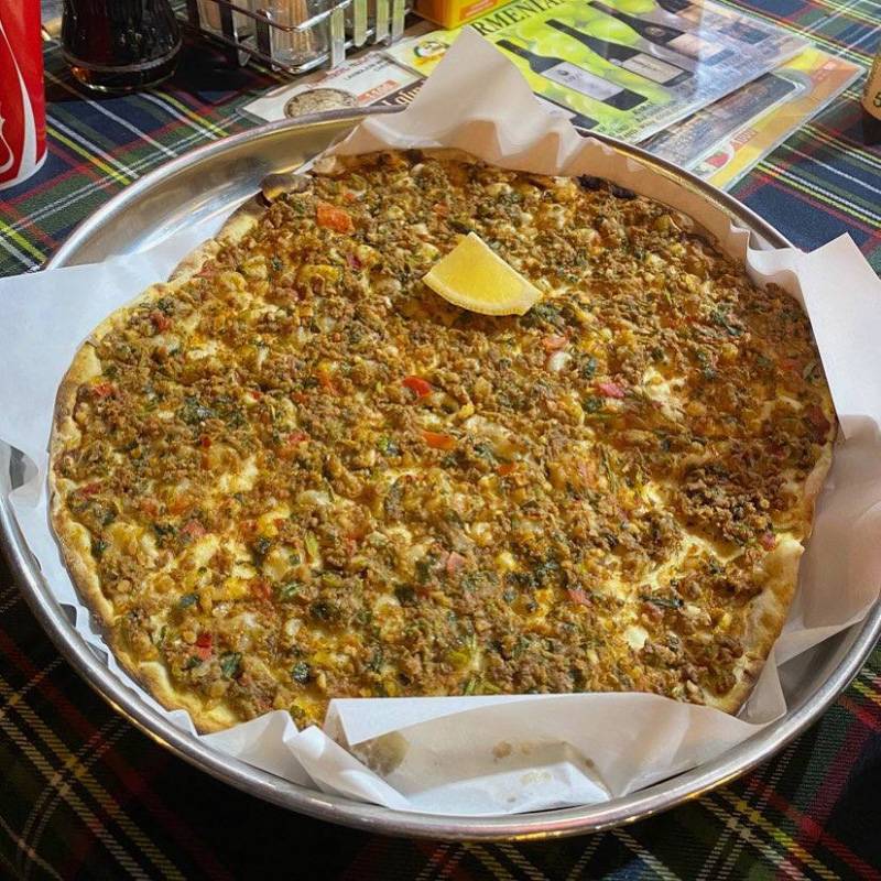 Лагмаджо в «Мер Таг» круглой формы, напоминает большую пиццу