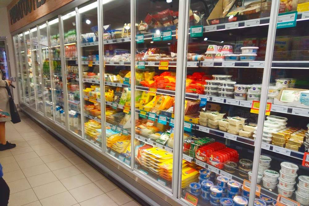 Сырный уголок в местном супермаркете: пармезан, бри, камамбер, горгонзола, моцарелла из буйволиного молока, козий сыр любой твердости по 6—20 € (420—1500 <span class=ruble>Р</span>) за килограмм