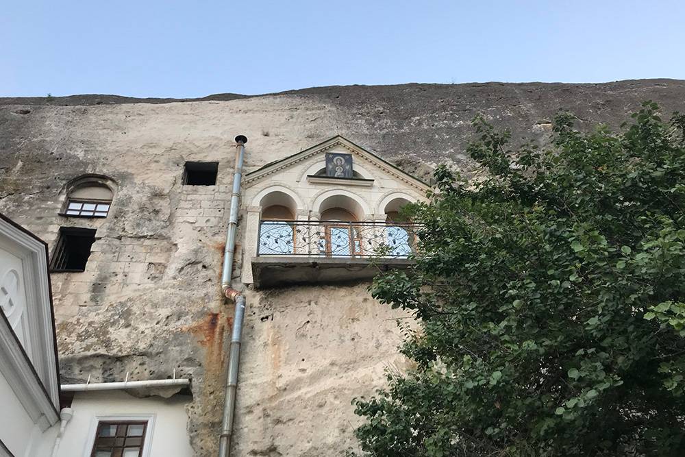 Инкерманский монастырь — один из старейших в Крыму. По некоторым данным, его основали еще в 8 веке. Во время Второй мировой войны в пещерах монастыря размещалась армия. Богослужения в комплексе возобновили только в 2019 году