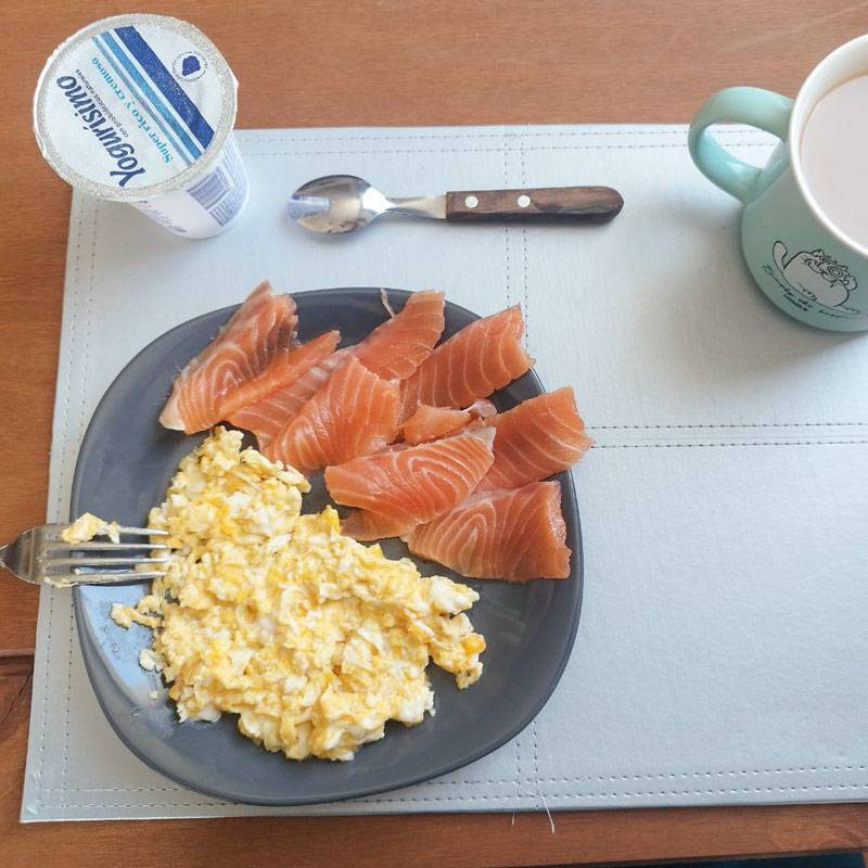 А что у нас сегодня на завтрак? Да будет скрэмбл! И с красной рыбкой, вкуснота!