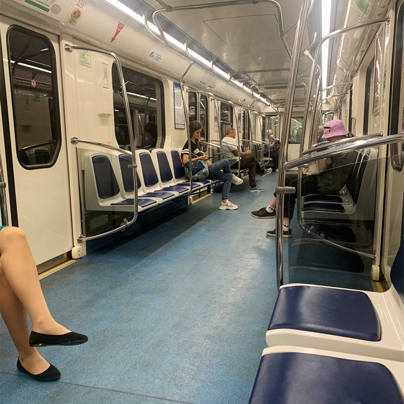 Меня поразило, как мало людей в метро по сравнению с Москвой. Даже на зеленой ветке, которая проходит через весь центр