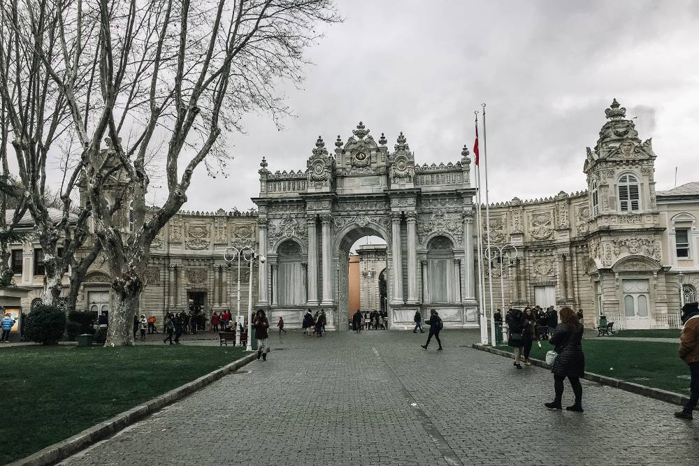 Кружевные ворота во дворец Долмабахче, на которых хочется разглядывать каждую деталь